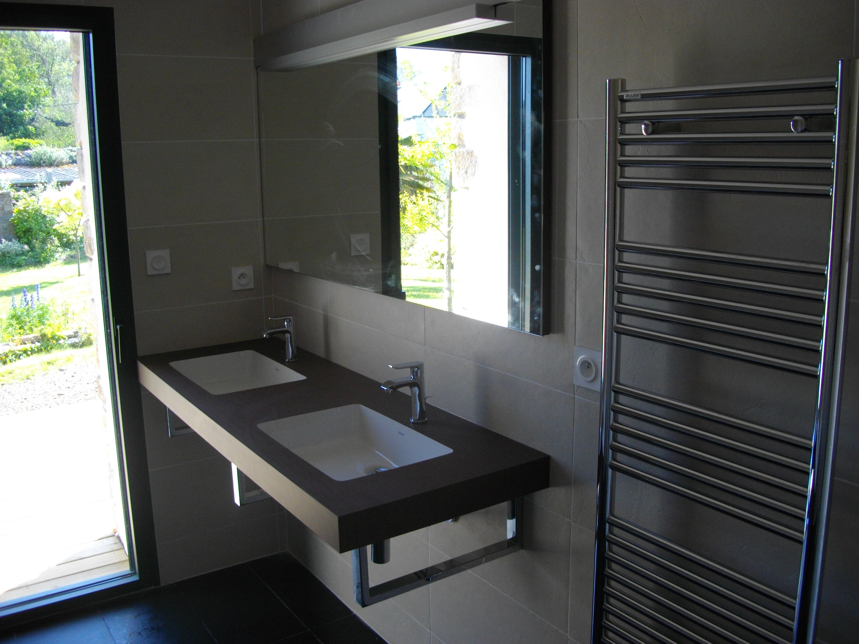création salle de bain avec plan-vasque autoporté et miroir lumineux
